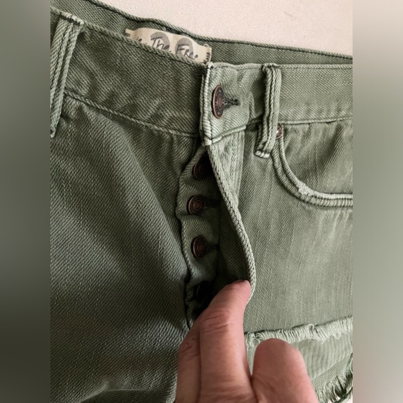 We The Free Sage Green Distressed Shorts Size 29 - Picture 4 of 12
